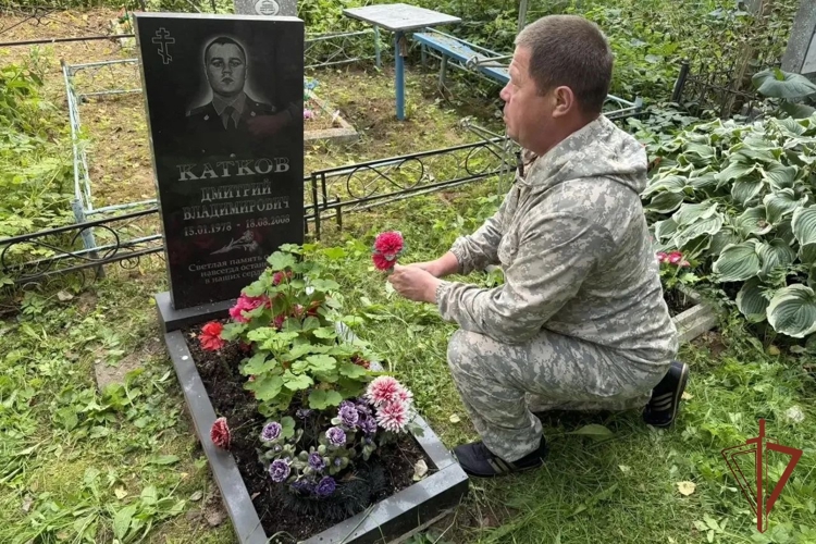 В Кирове сотрудники Росгвардии почтили память погибшего при исполнении служебных обязанностей сослуживца