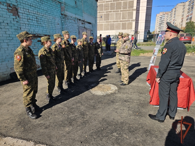 Военнослужащие Кировского соединения ВНГ РФ рассказали кадетам о ведомственных вузах Росгвардии и пригласили на службу 