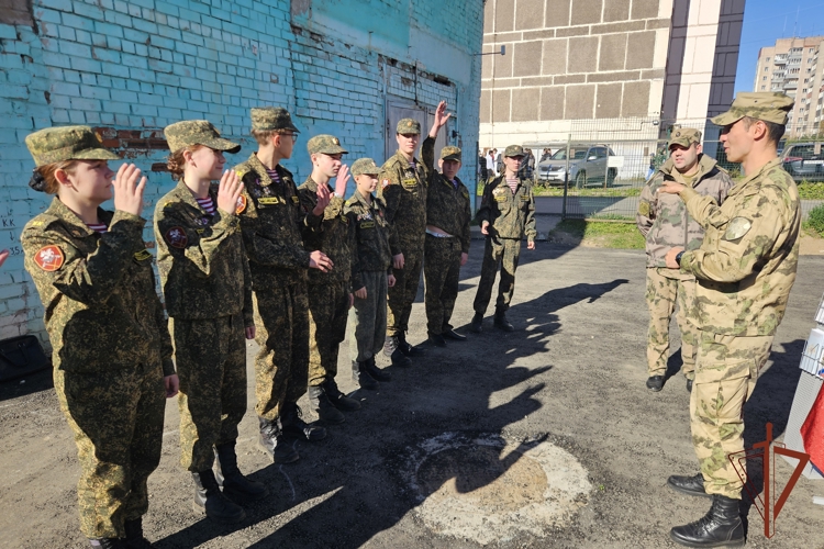 Военнослужащие Кировского соединения ВНГ РФ рассказали кадетам о ведомственных вузах Росгвардии и пригласили на службу 