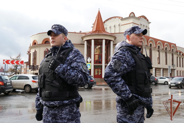 В Кировской области прошла прямая линия по вопросам поступления на службу во вневедомственную охрану Росгвардии