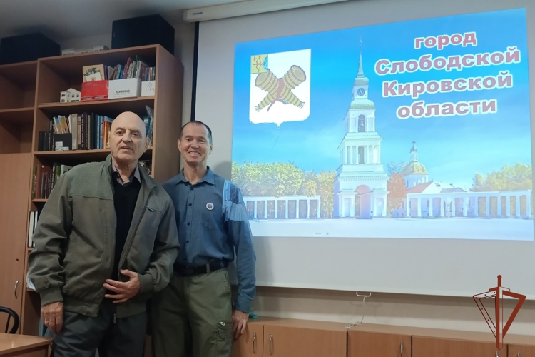 В Кирове ветеран Росгвардии провел краеведческую беседу, приуроченную к 90-летию образования Кировской области