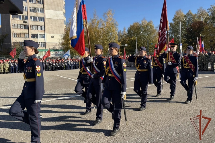 Военнослужащие Кировского соединения ВНГ РФ рассказали кадетам о ведомственных вузах Росгвардии и пригласили на службу 