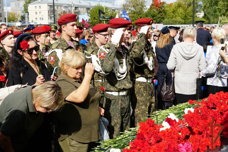 В Кирове росгвардейцы приняли участие в церемонии открытия мемориального комплекса «Аллея Славы»