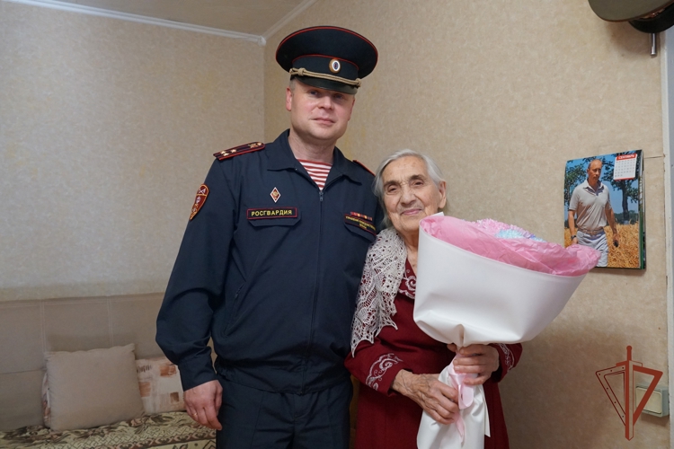 В Кирове сотрудники вневедомственной охраны Росгвардии поздравили со столетним юбилеем ветерана ведомства (видео)