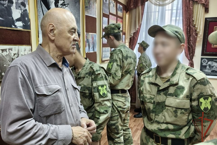 В рамках мероприятий, посвященных юбилею ведомства, ветераны Росгвардии рассказали об истории войск правопорядка военнослужащим по призыву