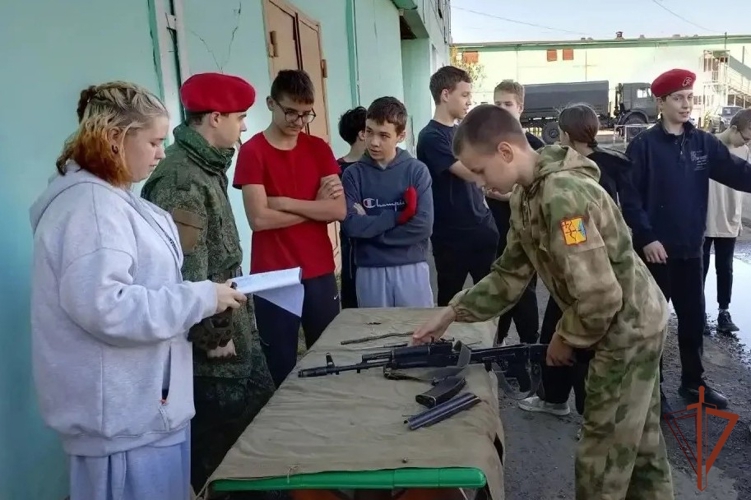 Военнослужащие Кировского соединения ВНГ РФ рассказали кадетам о ведомственных вузах Росгвардии и пригласили на службу 