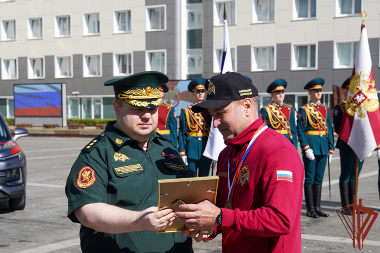 Заместитель директора Росгвардии генерал-полковник Василий Сонин поздравил победителей Всероссийского конкурса профессионального мастерства «Лучший по профессии»