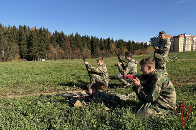 Военнослужащие Кировского соединения ВНГ РФ рассказали кадетам о ведомственных вузах Росгвардии и пригласили на службу 