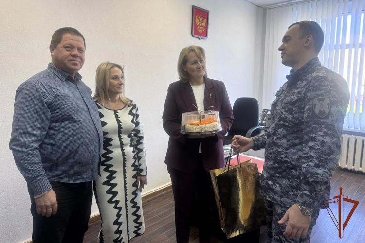 В Кирове росгвардейцы поздравили учителей подшефных школ с их профессиональным праздником