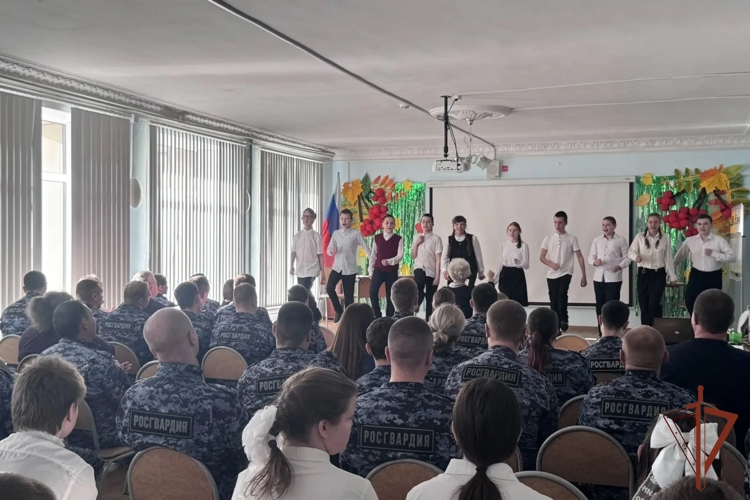 Подшефные кировских росгвардейцев поздравили их с наступающим Днем вневедомственной охраны праздничным концертом