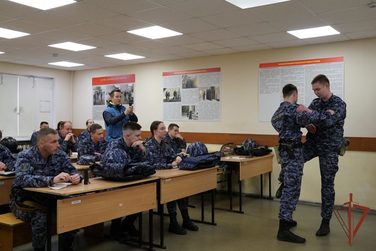 Съемочная группа ГТРК "Вятка" приняла участие в акции "Один день со вневедомственной охраной Росгвардии"