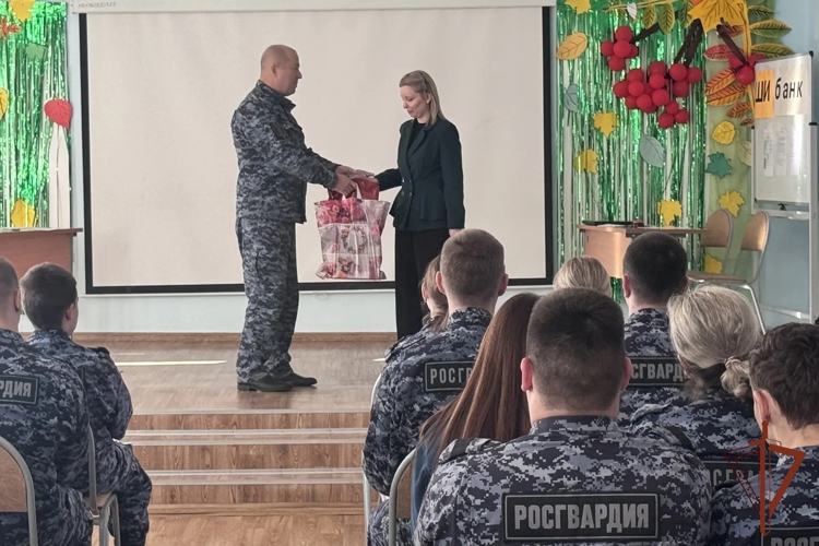Подшефные кировских росгвардейцев поздравили их с наступающим Днем вневедомственной охраны праздничным концертом