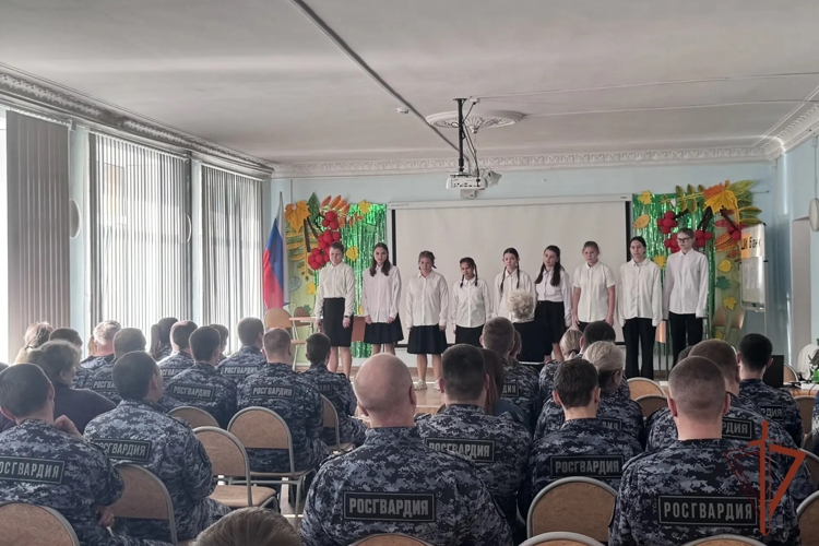 Подшефные кировских росгвардейцев поздравили их с наступающим Днем вневедомственной охраны праздничным концертом